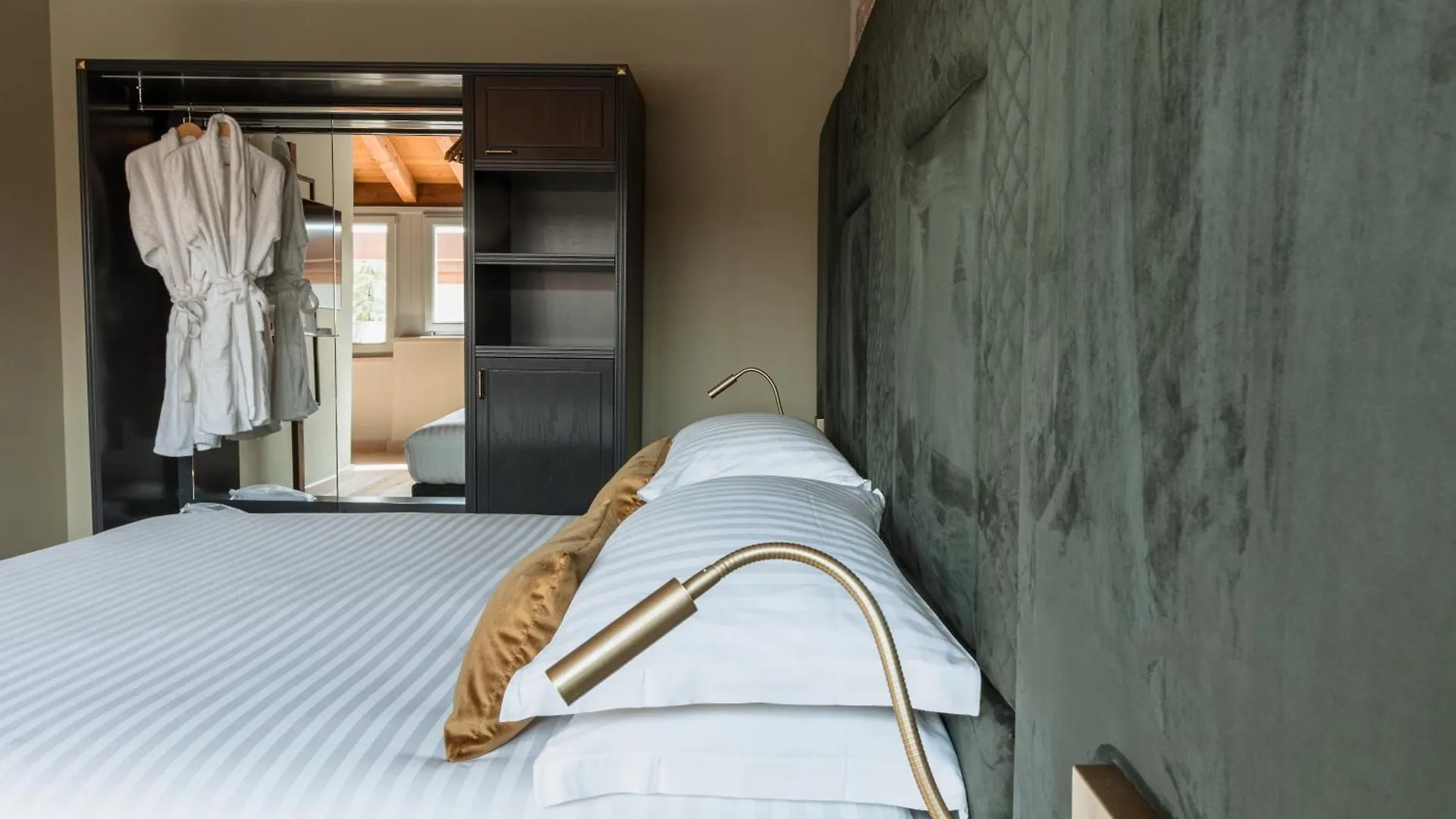 Pavillon Suite Peschiera del Garda 0*,  Italy