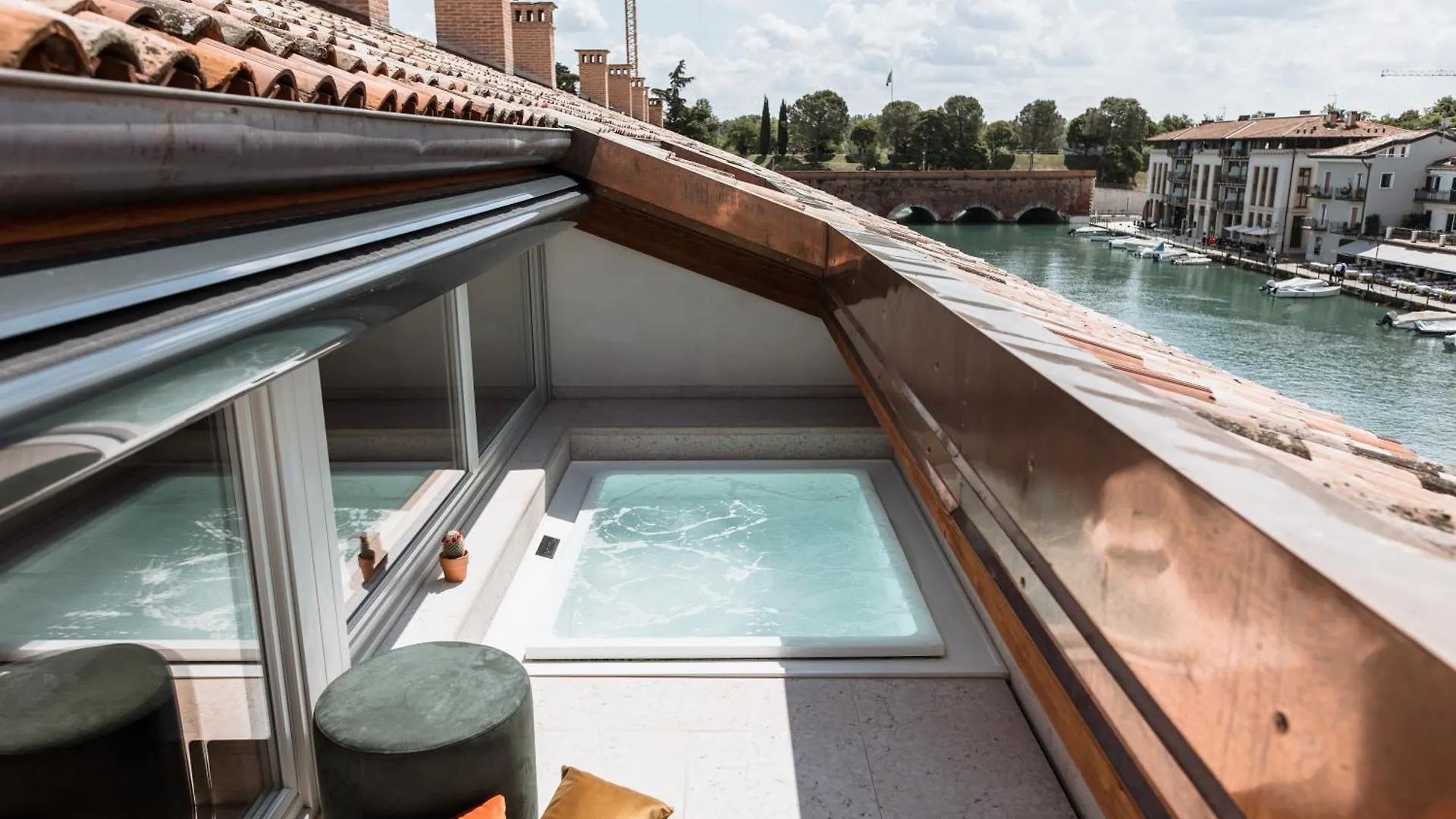Pavillon Suite Peschiera del Garda 0*,  Italy
