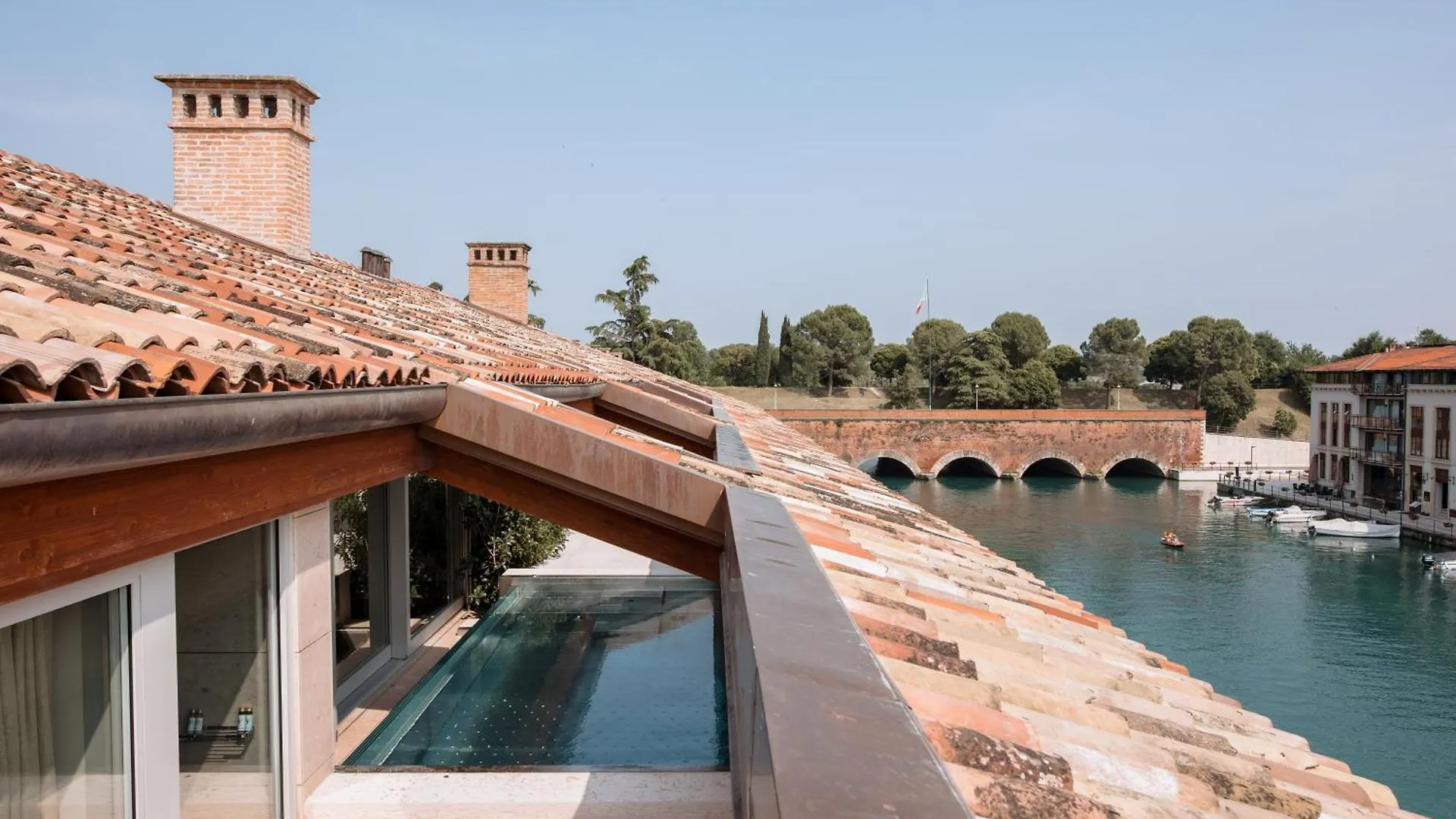 Pavillon Suite & Apartments Peschiera del Garda 0*,  Italia
